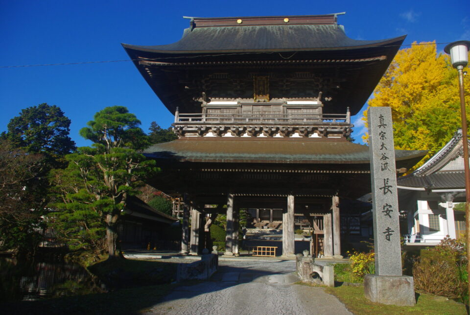 東北随一と言われる長安寺の山門